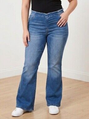 No Boundaries Juniors Ruched Flare Jeans.  Size 15 (New)